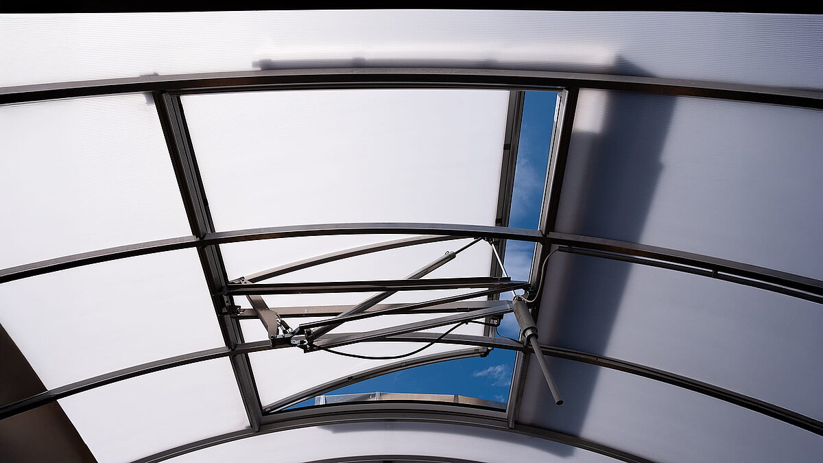 Detailansicht des LAMILUX Lichtbands B in der Kletterhalle "Alte Brauerei" in Eisenach mit geöffnetem Fenster.