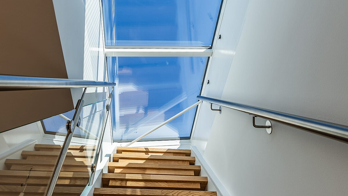 Treppenaufgang mit Flachdach Ausstieg in einem Wohnhaus in Korneuburg, modernes Glasdach mit viel Tageslicht.