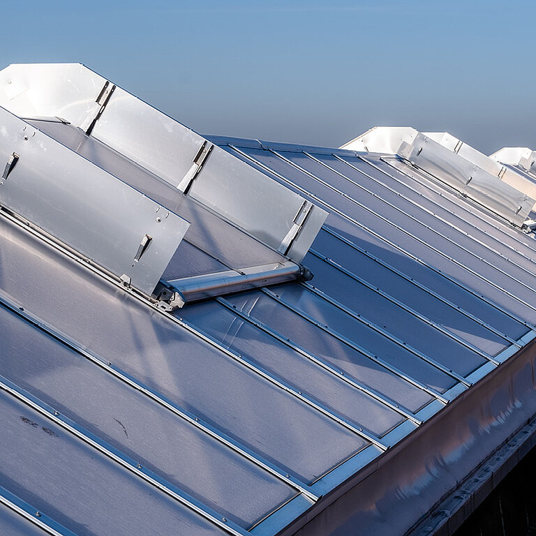 LAMILUX Lichtband auf geneigtem Metalldach zur natürlichen Tageslichtversorgung