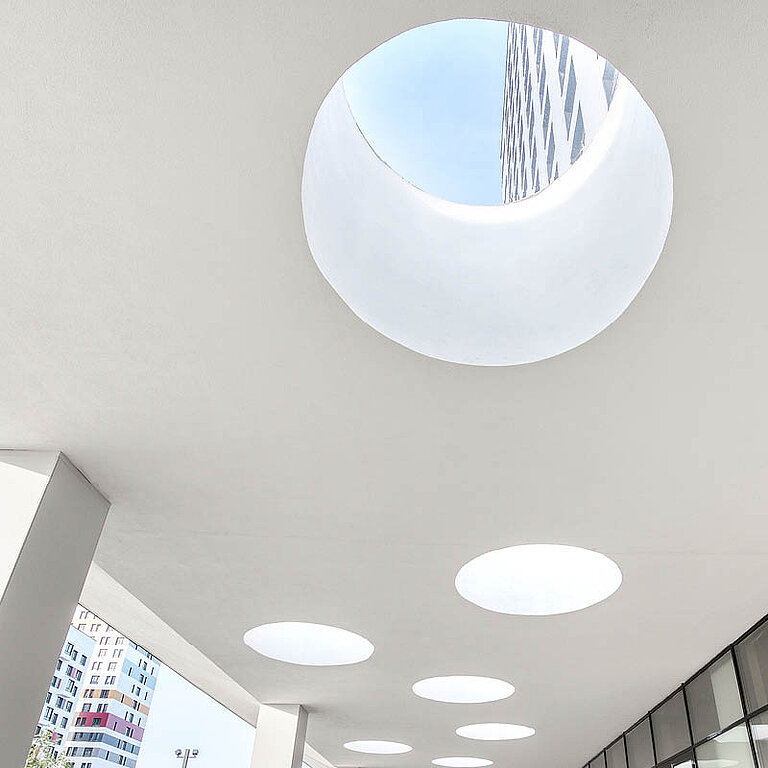 Runde LAMILUX Lichtkuppel F100 in Decke eines modernen Gebäudes mit natürlichem Tageslichteinfall