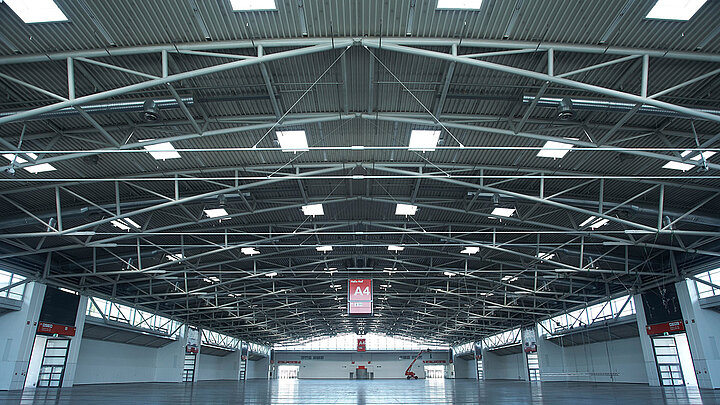 LAMILUX Lichtkuppeln in Industriehalle mit großflächiger Tageslichtbeleuchtung