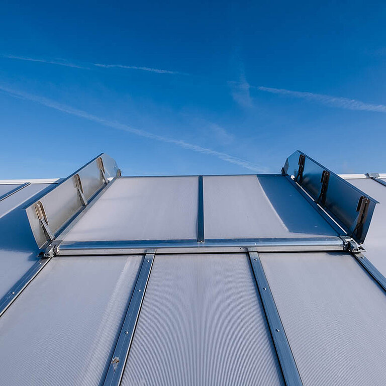 Nahaufnahme von LAMILUX Lichtband Satteldachform auf Flachdach