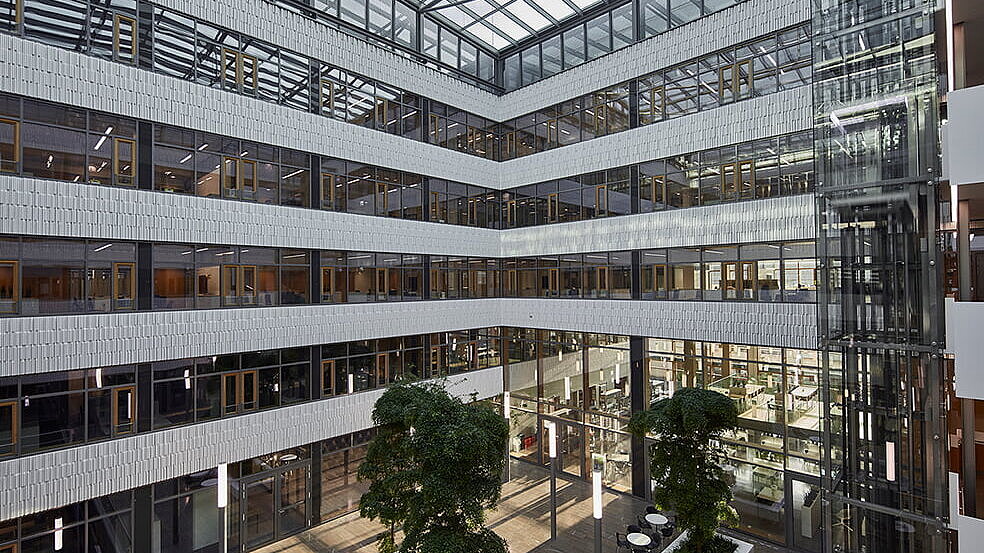 Tagesansicht des modernen Postgebäudes in Luxemburg mit Glasdachkonstruktion LAMILUX PR60 Passivhaus und lichtdurchflutetem Atrium.