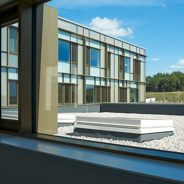 LAMILUX Flachdach Fenster FE Passivhaus+ in moderner Glasfassade