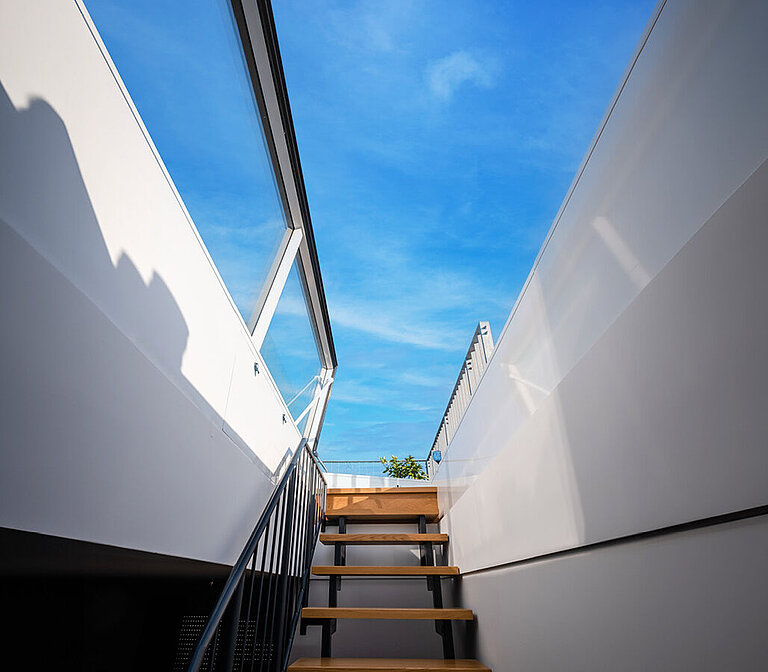 Treppenaufgang zu einem Flachdach Ausstieg mit Blick in den Himmel