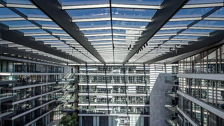 LAMILUX Glasdach PR60 mit Stahlunterkonstruktion über einem lichtdurchfluteten Büroatrium