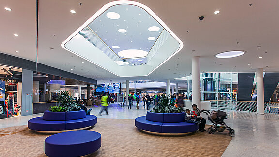 Blick auf Sitzmöglichkeiten in der Bory Mall mit Tageslicht Elementen über ihnen