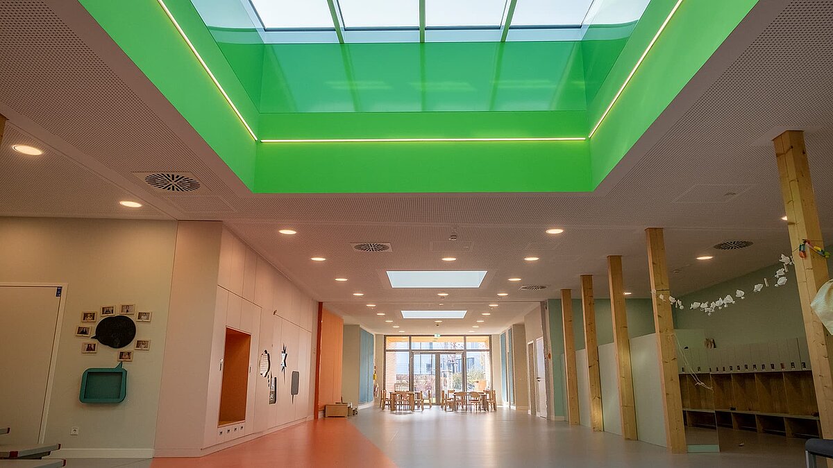 Innenansicht des Kindergartens „World of Kids“ mit LAMILUX Flachdachfenster FE 3° und Glasdach PR60, die für natürliches Tageslicht sorgen.