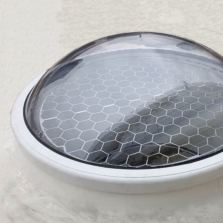 Lichtkuppel F100 rund auf Flachdach mit strukturierter Verglasung und natürlichem Tageslichteinfall