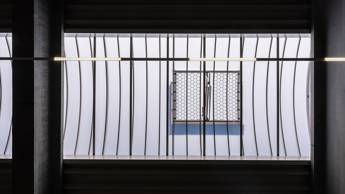 Innenansicht einer Produktionshalle des Bauunternehmens Unglehrt mit LAMILUX Lichtkuppeln F100 W und Lichtbändern B.