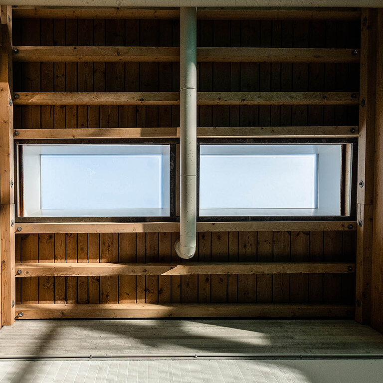 Innenansicht von LAMILUX Flachdach Fenster Fire Resistance mit Tageslichteinfall in Industriehalle