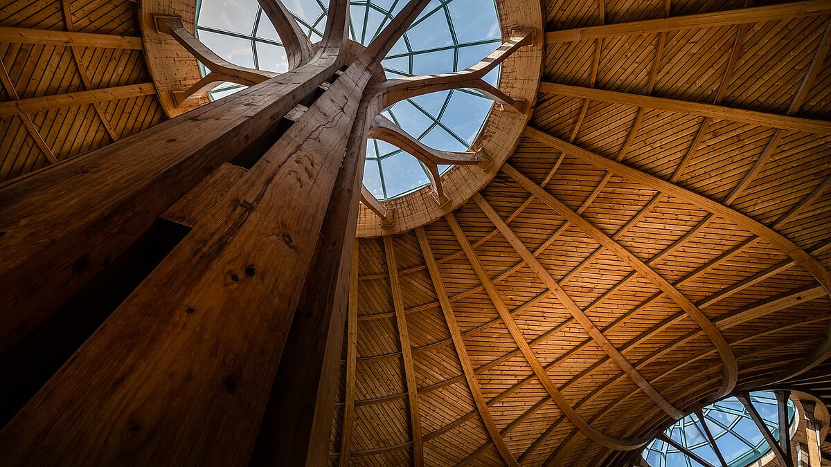 Blick auf die beeindruckende Glaskuppel in der Soletherme Solemar in Bad Dürrheim, gestützt von einer kunstvollen Holzkonstruktion.