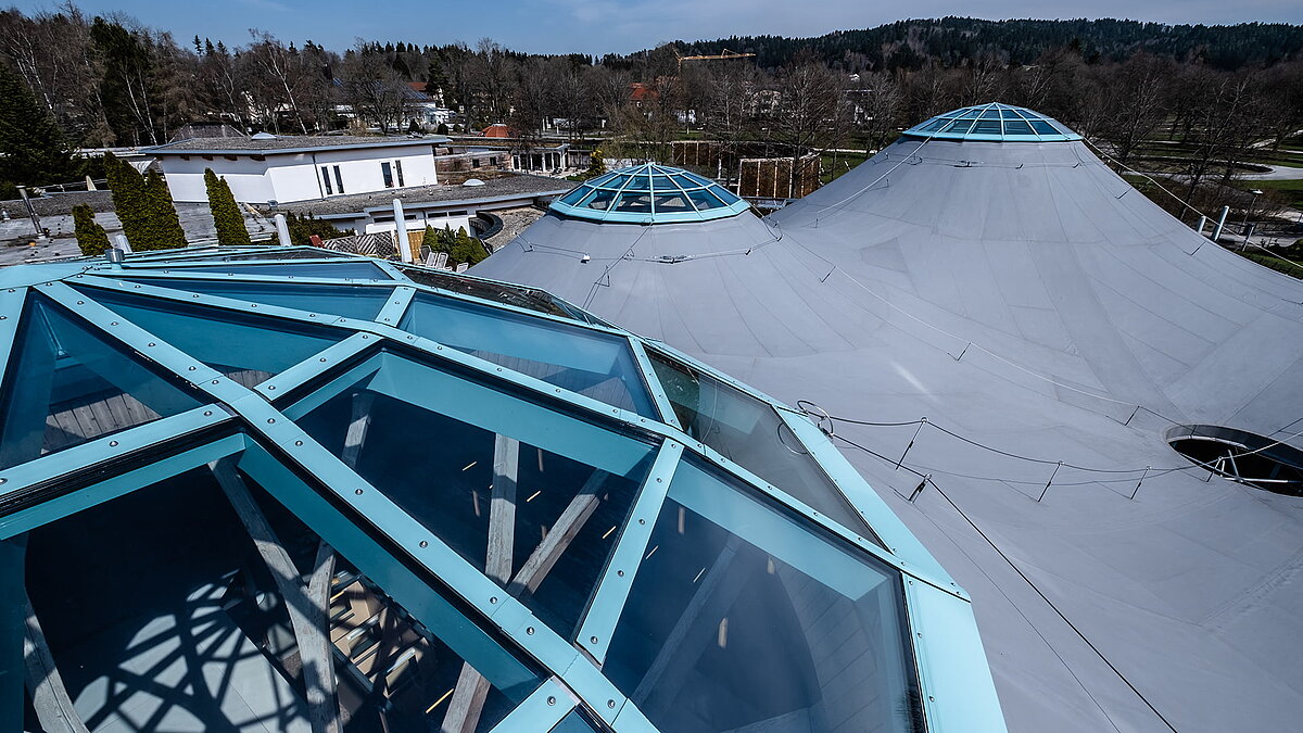 Dachansicht der Glaskuppeln der Soletherme Solemar in Bad Dürrheim mit moderner Architektur.