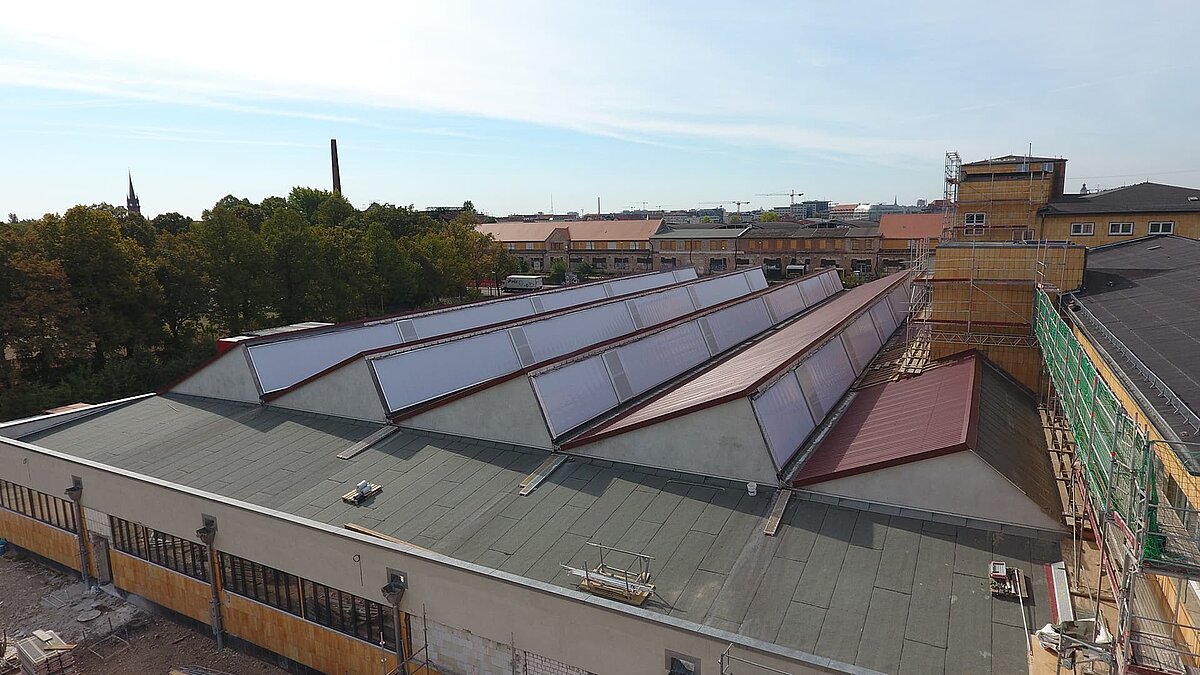Außenansicht des alten Postbahnhofs Leipzig mit neuen Lichtbändern.