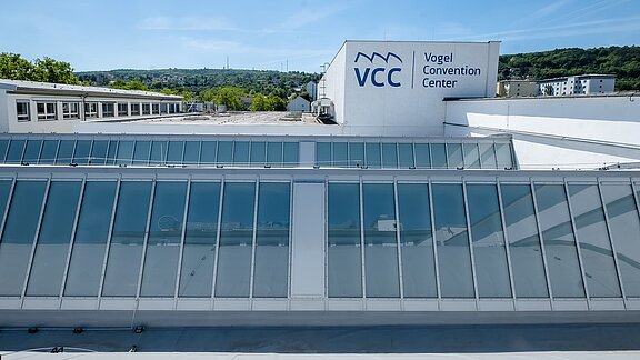 Glasdächer PR60 am Vogel-Convention-Center in Würzburg, installiert als moderne Sheddächer mit 70° Neigung.