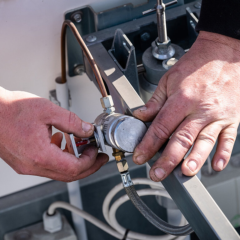 Detailaufnahme einer Hand bei der Sicherung eines Dachelement