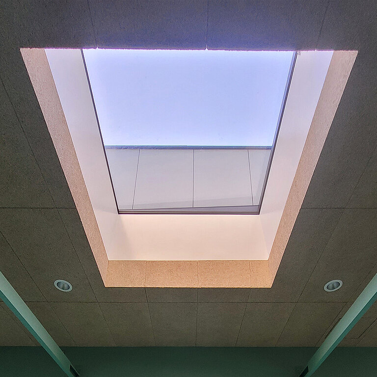 Flachdach Fenster FE Passivhaus+ mit dreifach verglastem Element für maximalen Tageslichteinfall und hohe Energieeffizienz im Innenraum