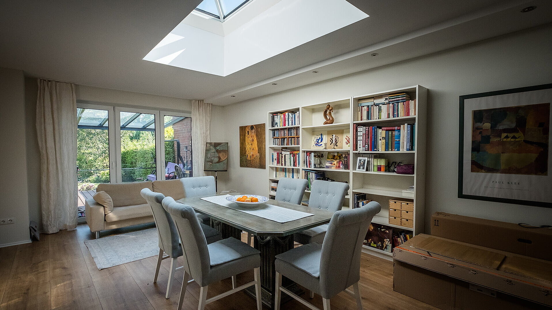 Essbereich in einem Wohnhaus in Hamburg mit LAMILUX Flachdachfenster FW, das für eine helle und offene Atmosphäre sorgt.