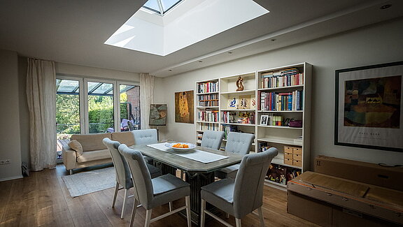 Essbereich in einem Wohnhaus in Hamburg mit LAMILUX Flachdachfenster FW, das für eine helle und offene Atmosphäre sorgt.