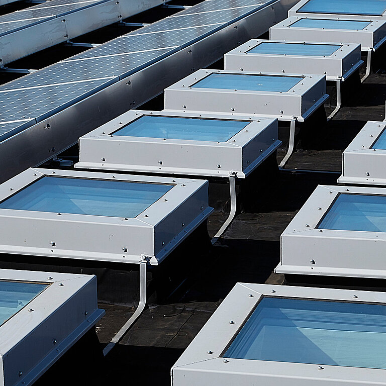 Mehrere LAMILUX Flachdach Fenster FE Passivhaus+ auf Industrie-Flachdach montier