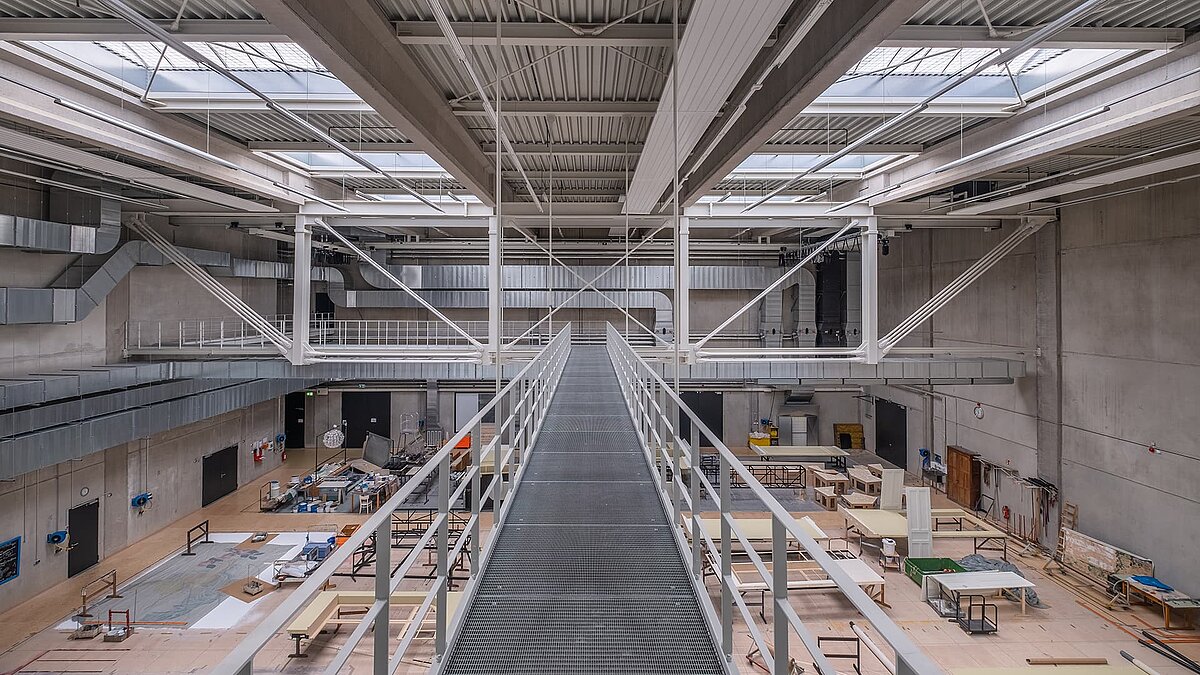 Innenansicht des Opernfundus Hamburg mit LAMILUX Lichtband B und Werkbereich für Bühnenbau.