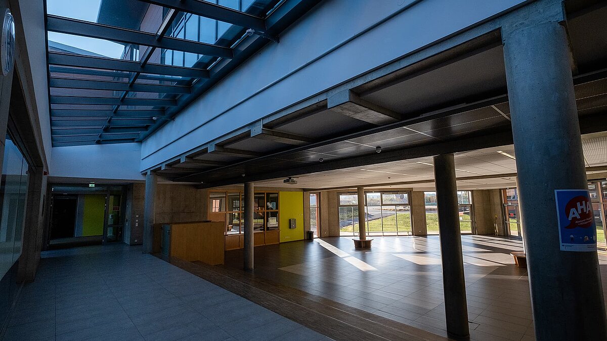 Innenbereich des Schulzentrums Rehau mit LAMILUX Glasdach PR60, das natürliches Licht in den Raum bringt.