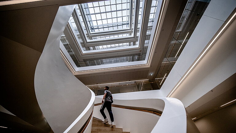 Modernes Glasdach über einem mehrgeschossigen Atrium, das Tageslicht tief in den Innenraum lenkt und die architektonische Raumwirkung betont.