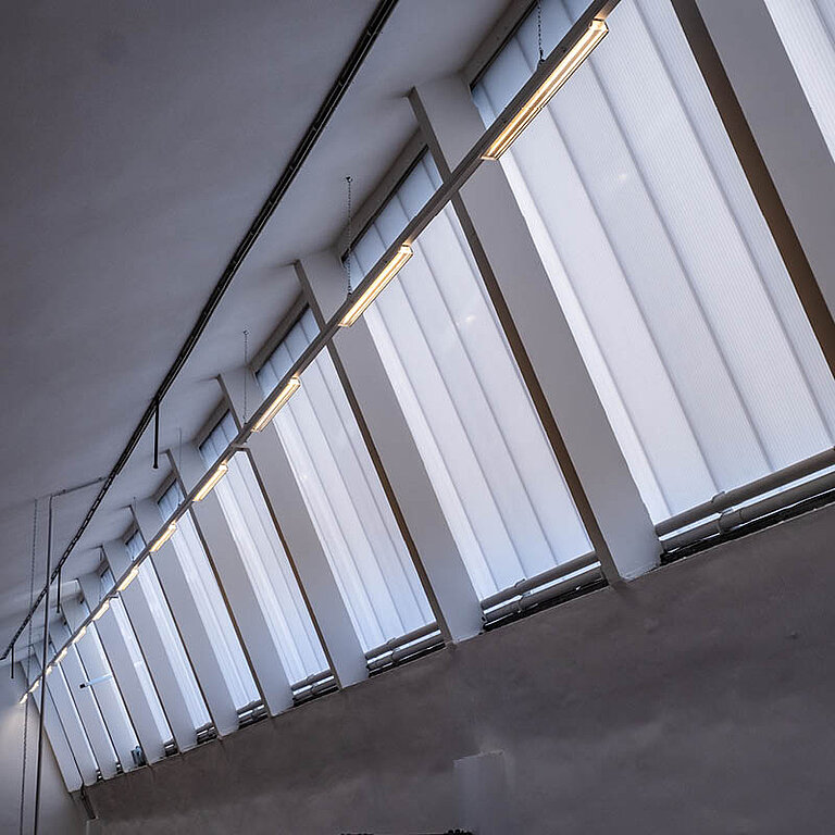 Innenansicht eines LAMILUX Lichtbands mit gleichmäßigem Tageslichteinfall in Industriehalle