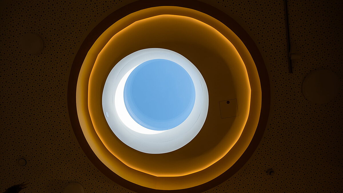 Rundes Oberlicht mit indirekter Beleuchtung in der Kindertagesstätte Glückliche Zukunft in Sömmerda.