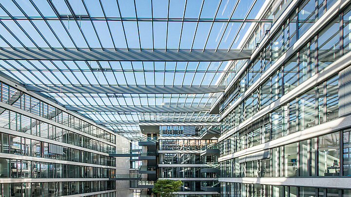 LAMILUX Glasdach PR60 als großflächige Glasüberdachung in modernem Büroatrium