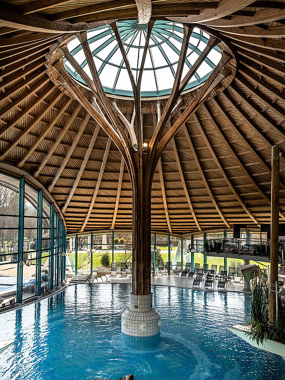 Innenansicht der Soletherme Solemar in Bad Dürrheim mit hölzerner Deckenstruktur und großer Glaskuppel.