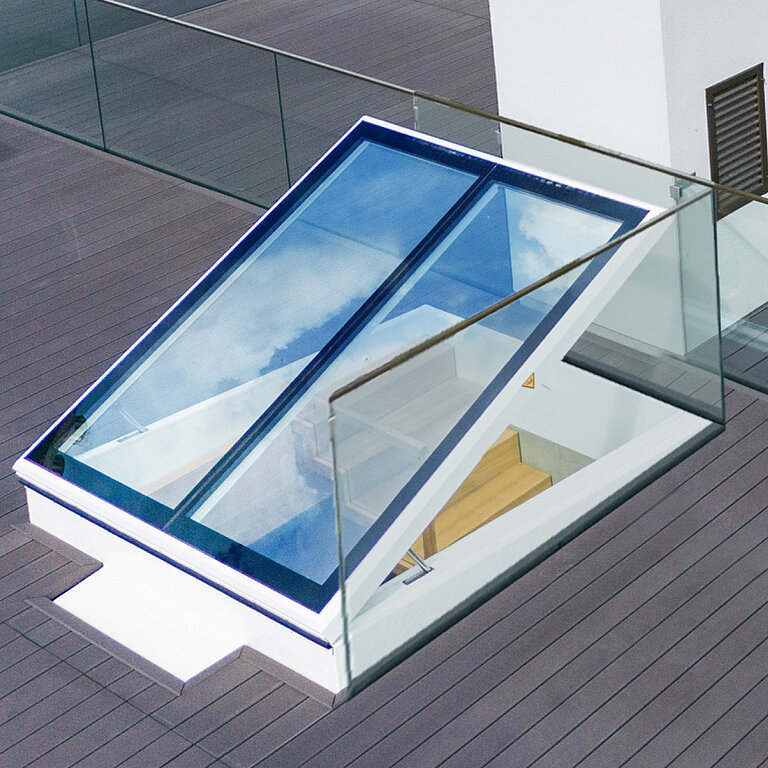 Geöffneter LAMILUX Flachdach Ausstieg mit Verglasung auf Flachdach