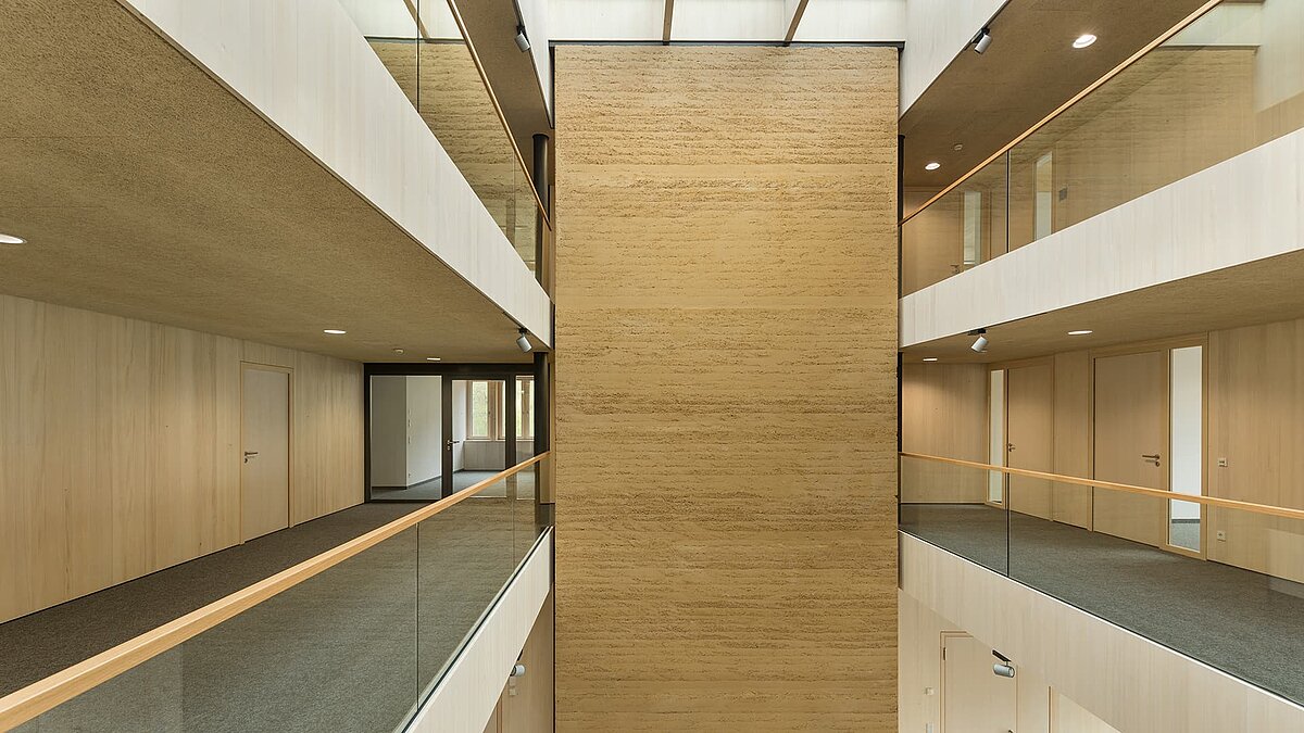 Das LAMILUX Glasdach PR60 Passivhaus und Glaselemente des Typs FE sorgen für eine natürliche Ausleuchtung im Grünen Zentrum Immenstadt.