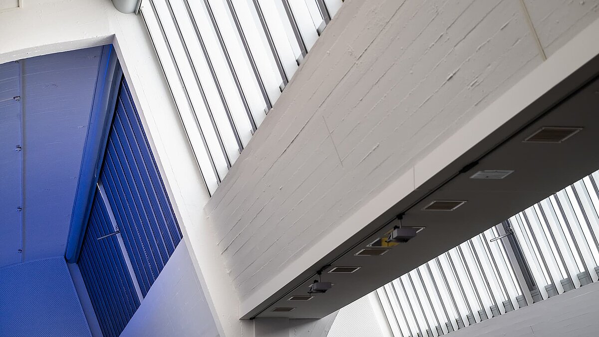 Innenansicht des Vogel-Convention-Centers in Würzburg mit LAMILUX Flachdach-Fenstern und moderner Architektur.