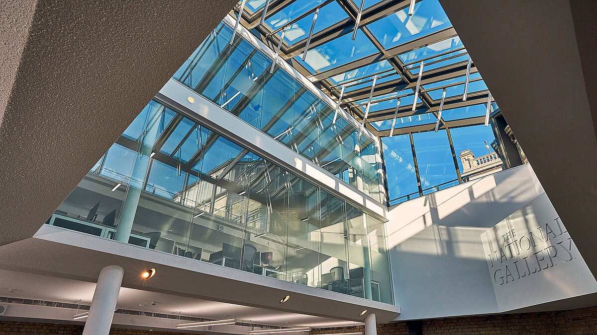 Modernes Glasdach mit Stahlträgern und natürlichem Licht in Innenraum