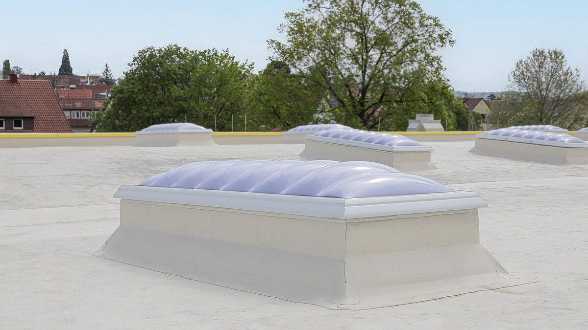 Einige Lichtkuppeln auf dem Dach der Kärcher Produktionshalle in Winnenden.