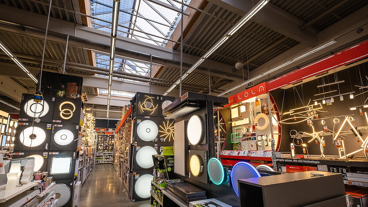 Beleuchtete Lichtabteilung im OBI Baumarkt Bamberg mit zahlreichen Lampen und Lichtbändern an der Decke.