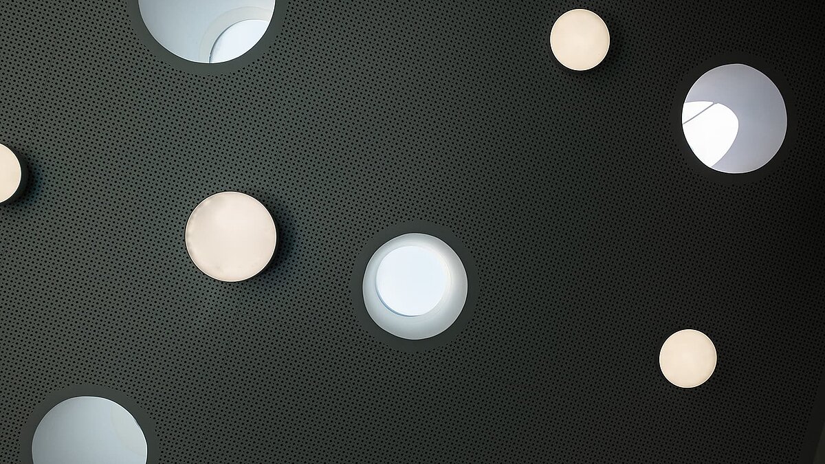 Runde Oberlichter und Leuchten in der perforierten Decke der Kindertagesstätte Sonnenfeld in Wandlitz.