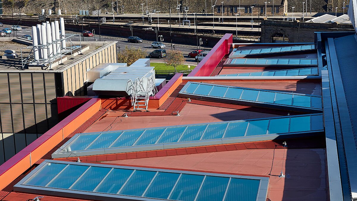 Dachansicht der Sheffield Hallam University mit LAMILUX Glasdach PR60