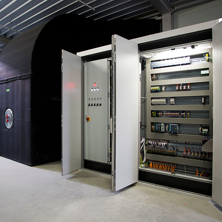 Technikraum mit geöffneten Serverschränken