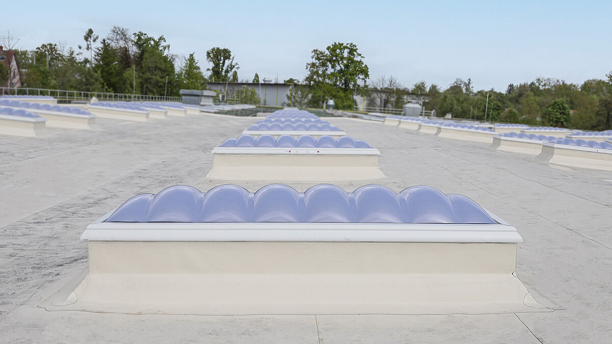 Reihen von Lichtkuppeln auf dem Dach der Kärcher Produktionshalle in Winnenden zur optimalen Tageslichtnutzung.