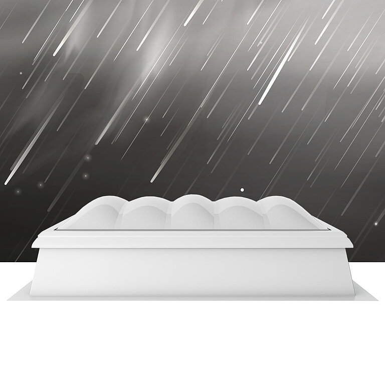 LAMILUX Lichtkuppel F100W mit mehrschaliger, gewölbter Verglasung zur zuverlässigen Tageslichtversorgung, dargestellt bei Regen