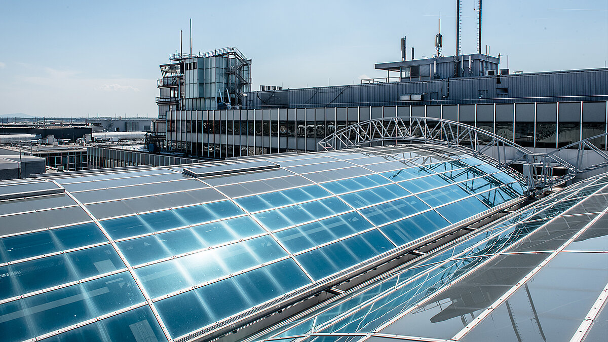 Blick auf das Glasdach des Flughafen Frankfurts