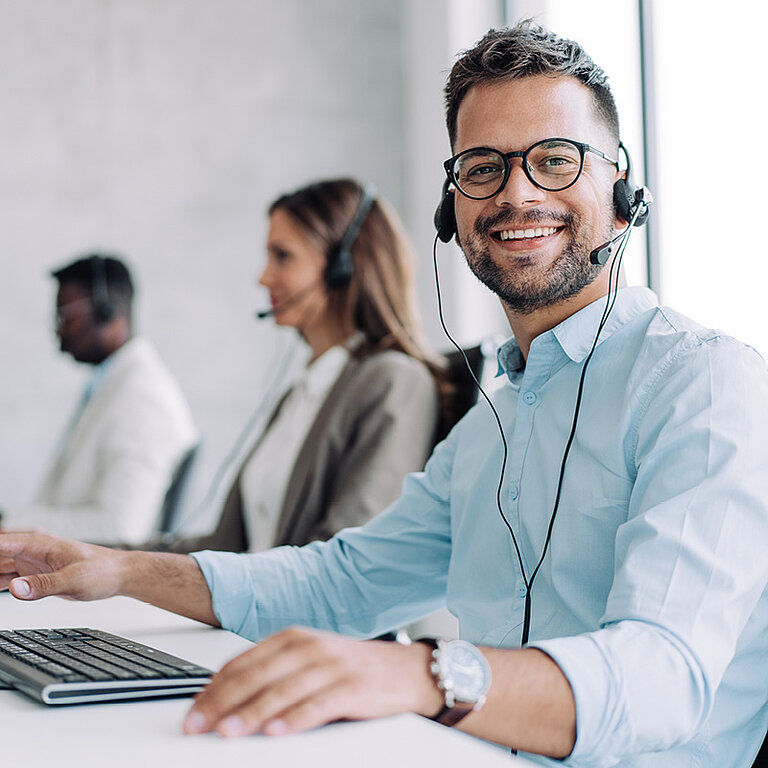 Mann sitzt am Schreibtisch im Büro und arbeitet am Computer