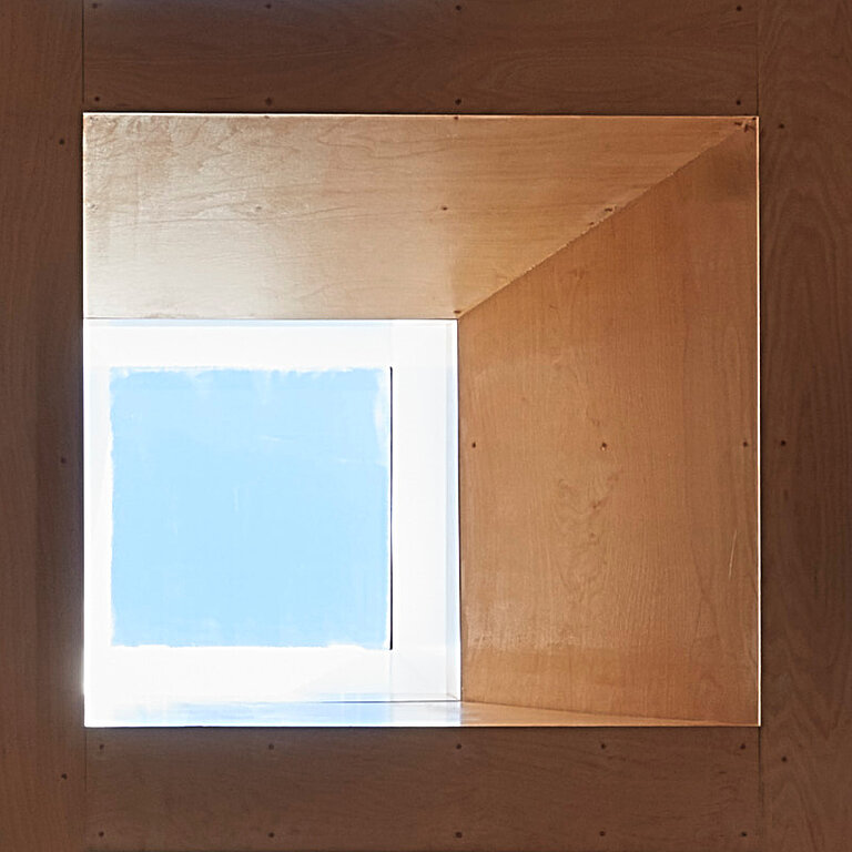 LAMILUX Flachdach Fenster FE Passivhaus im Innenraum, quadratische Tageslichtöffnung mit gedämmtem Lichtschacht