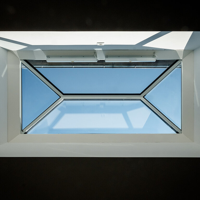 LAMILUX Flachdach Fenster FE Pyramide / Walm in Innenansicht, mehrseitig geneigte Verglasung für Tageslicht