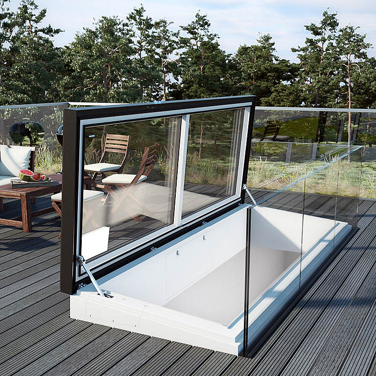 Geöffneter LAMILUX Flachdach Ausstieg Komfort Swing auf Dachterrasse mit seitlich schwenkender Verglasung