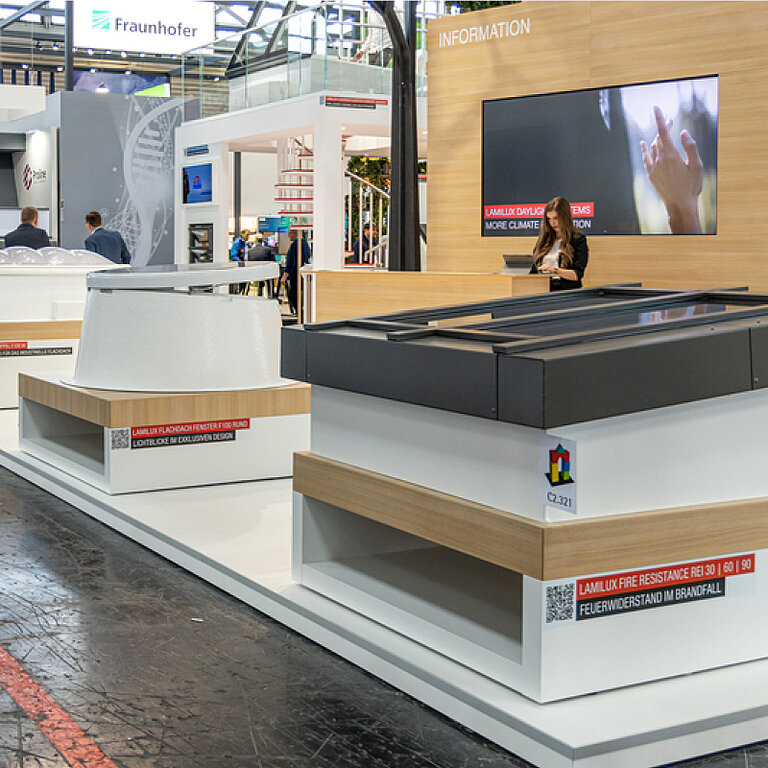 Blick auf zwei Ausstellungsstücke am Stand von LAMILUX