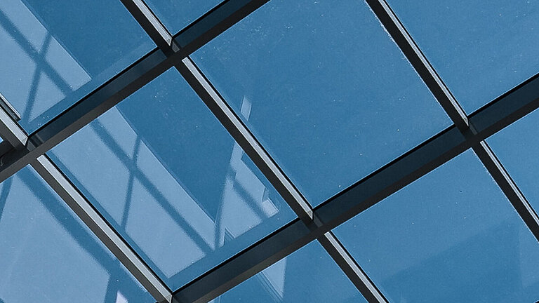 Detailansicht des Glasdachs PR60 Passivhaus mit klarer Verglasung und schlanken Profilen.