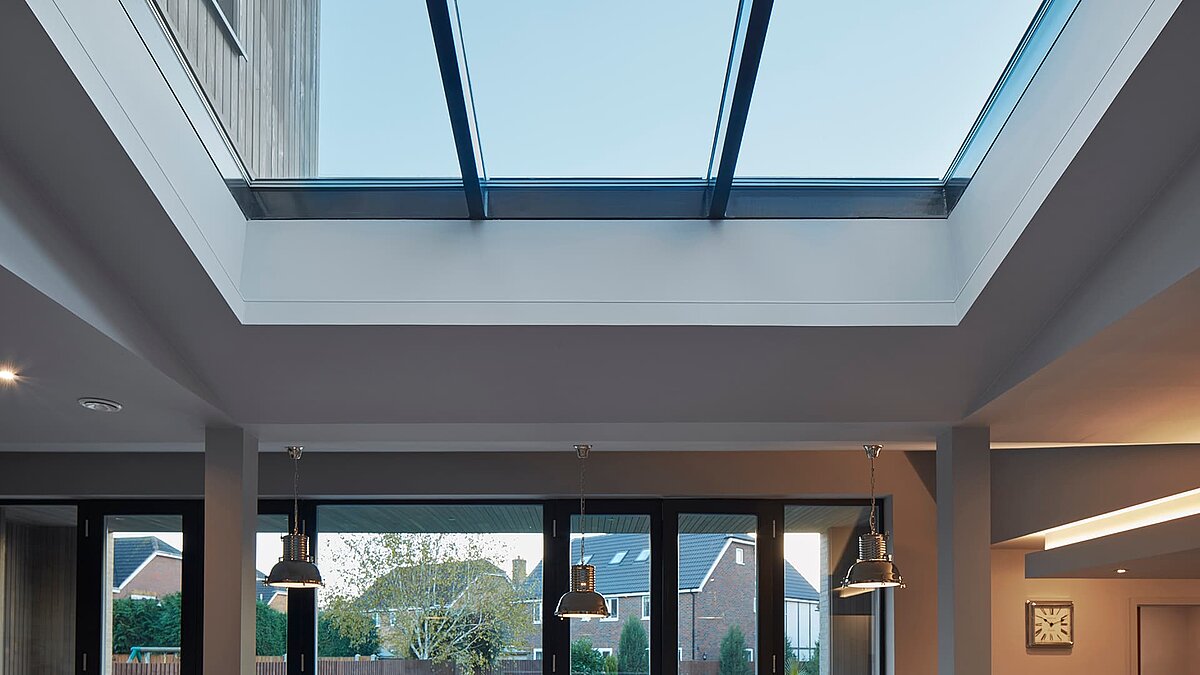Innenansicht eines Raumes in den Potton Show Homes, England, mit einem LAMILUX Glasdach PR60, das Tageslicht einlässt.